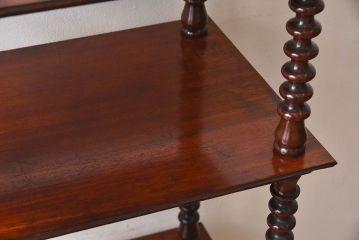 アンティーク家具　イギリスアンティーク　マホガニー材が美しい小振りのシェルフ(飾り棚)