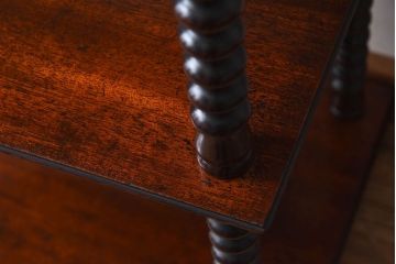 アンティーク家具　イギリスアンティーク　マホガニー材が美しい小振りのシェルフ(飾り棚)