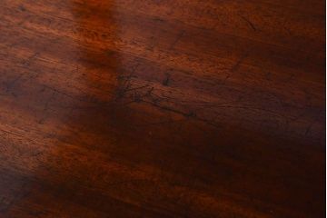 アンティーク家具　イギリスアンティーク　マホガニー材が美しい小振りのシェルフ(飾り棚)