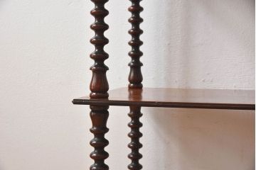 アンティーク家具　イギリスアンティーク　マホガニー材が美しい小振りのシェルフ(飾り棚)