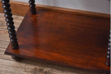 アンティーク家具　イギリスアンティーク　マホガニー材が美しい小振りのシェルフ(飾り棚)