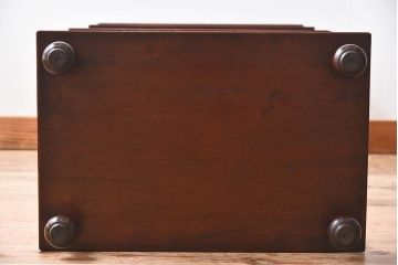 アンティーク家具　イギリスアンティーク　マホガニー材が美しい小振りのシェルフ(飾り棚)