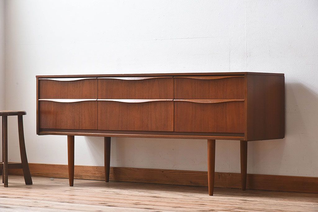 ヴィンテージ家具　北欧ビンテージ　チーク材　Austinsuite(オースティンスイーツ)製の小振りなサイドボード(引き出し、チェスト)