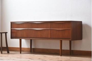 ヴィンテージ家具　北欧ビンテージ　チーク材　Austinsuite(オースティンスイーツ)製の小振りなサイドボード(引き出し、チェスト)