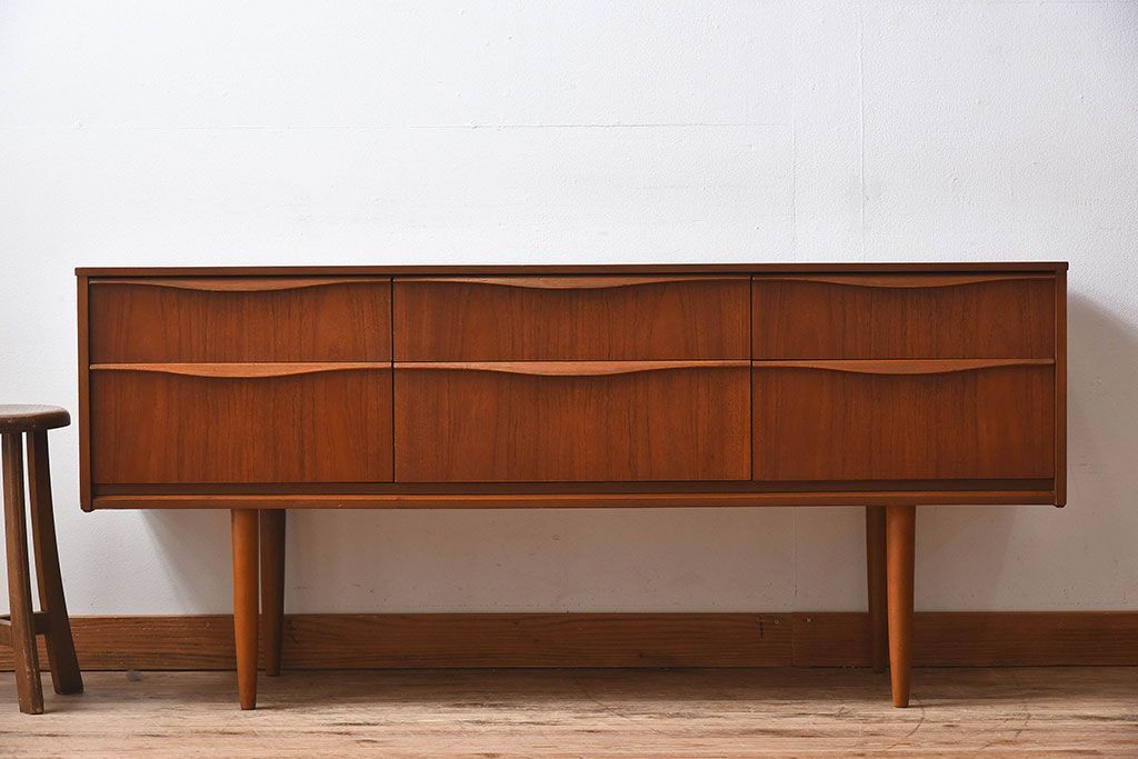 ヴィンテージ家具　北欧ビンテージ　チーク材　Austinsuite(オースティンスイーツ)製の小振りなサイドボード(引き出し、チェスト)