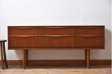 ヴィンテージ家具　北欧ビンテージ　チーク材　Austinsuite(オースティンスイーツ)製の小振りなサイドボード(引き出し、チェスト)