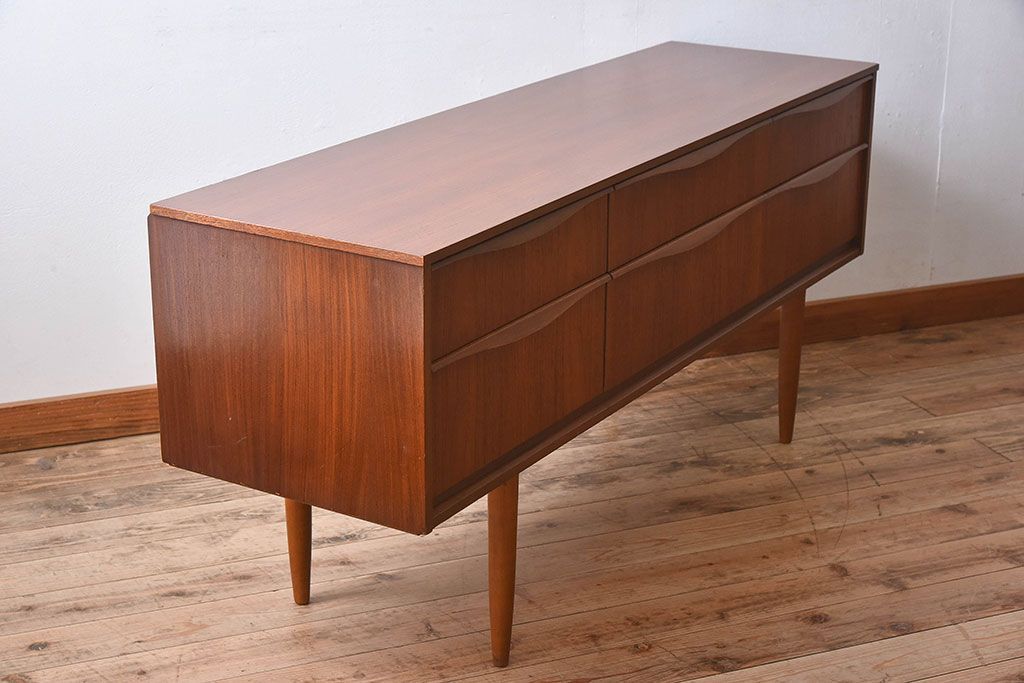 ヴィンテージ家具　北欧ビンテージ　チーク材　Austinsuite(オースティンスイーツ)製の小振りなサイドボード(引き出し、チェスト)