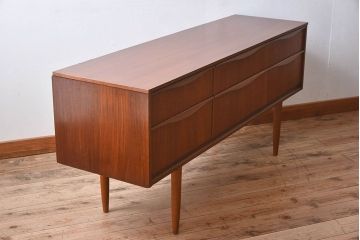 ヴィンテージ家具　北欧ビンテージ　チーク材　Austinsuite(オースティンスイーツ)製の小振りなサイドボード(引き出し、チェスト)