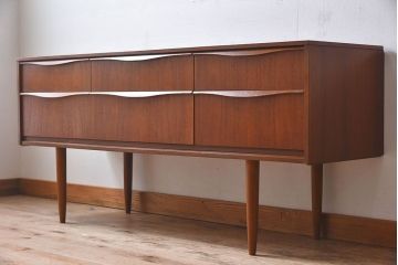 ヴィンテージ家具　北欧ビンテージ　チーク材　Austinsuite(オースティンスイーツ)製の小振りなサイドボード(引き出し、チェスト)