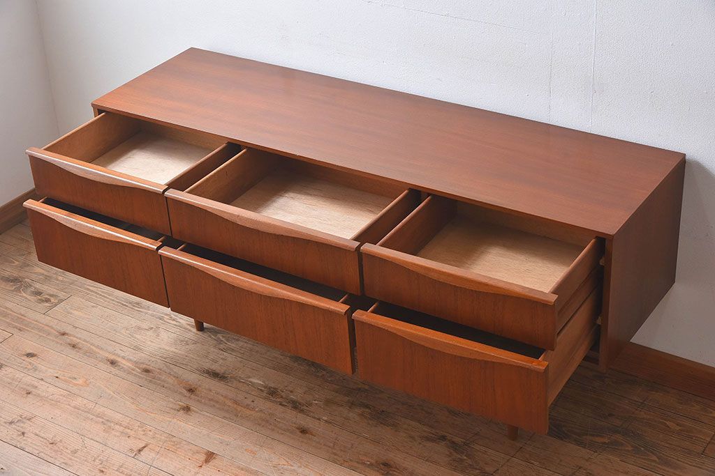 ヴィンテージ家具　北欧ビンテージ　チーク材　Austinsuite(オースティンスイーツ)製の小振りなサイドボード(引き出し、チェスト)