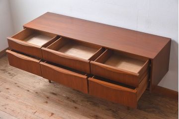 ヴィンテージ家具　北欧ビンテージ　チーク材　Austinsuite(オースティンスイーツ)製の小振りなサイドボード(引き出し、チェスト)