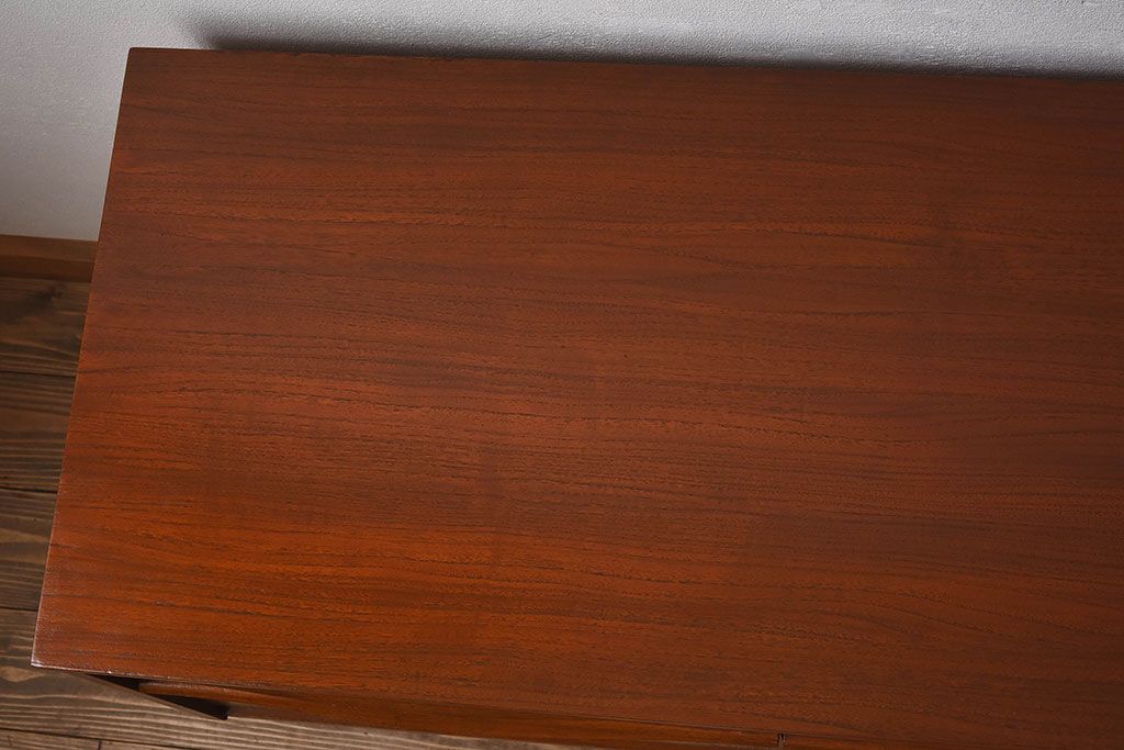 ヴィンテージ家具　北欧ビンテージ　チーク材　Austinsuite(オースティンスイーツ)製の小振りなサイドボード(引き出し、チェスト)