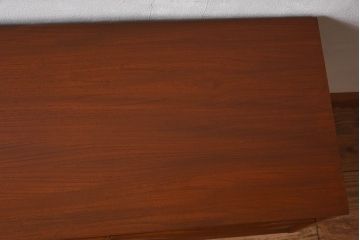 ヴィンテージ家具　北欧ビンテージ　チーク材　Austinsuite(オースティンスイーツ)製の小振りなサイドボード(引き出し、チェスト)