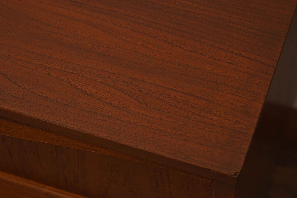 ヴィンテージ家具　北欧ビンテージ　チーク材　Austinsuite(オースティンスイーツ)製の小振りなサイドボード(引き出し、チェスト)