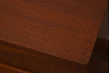 ヴィンテージ家具　北欧ビンテージ　チーク材　Austinsuite(オースティンスイーツ)製の小振りなサイドボード(引き出し、チェスト)