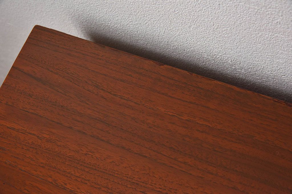 ヴィンテージ家具　北欧ビンテージ　チーク材　Austinsuite(オースティンスイーツ)製の小振りなサイドボード(引き出し、チェスト)