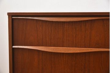 ヴィンテージ家具　北欧ビンテージ　チーク材　Austinsuite(オースティンスイーツ)製の小振りなサイドボード(引き出し、チェスト)