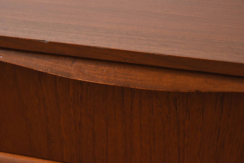 ヴィンテージ家具　北欧ビンテージ　チーク材　Austinsuite(オースティンスイーツ)製の小振りなサイドボード(引き出し、チェスト)