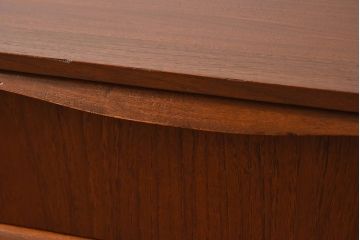 ヴィンテージ家具　北欧ビンテージ　チーク材　Austinsuite(オースティンスイーツ)製の小振りなサイドボード(引き出し、チェスト)