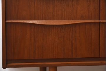 ヴィンテージ家具　北欧ビンテージ　チーク材　Austinsuite(オースティンスイーツ)製の小振りなサイドボード(引き出し、チェスト)