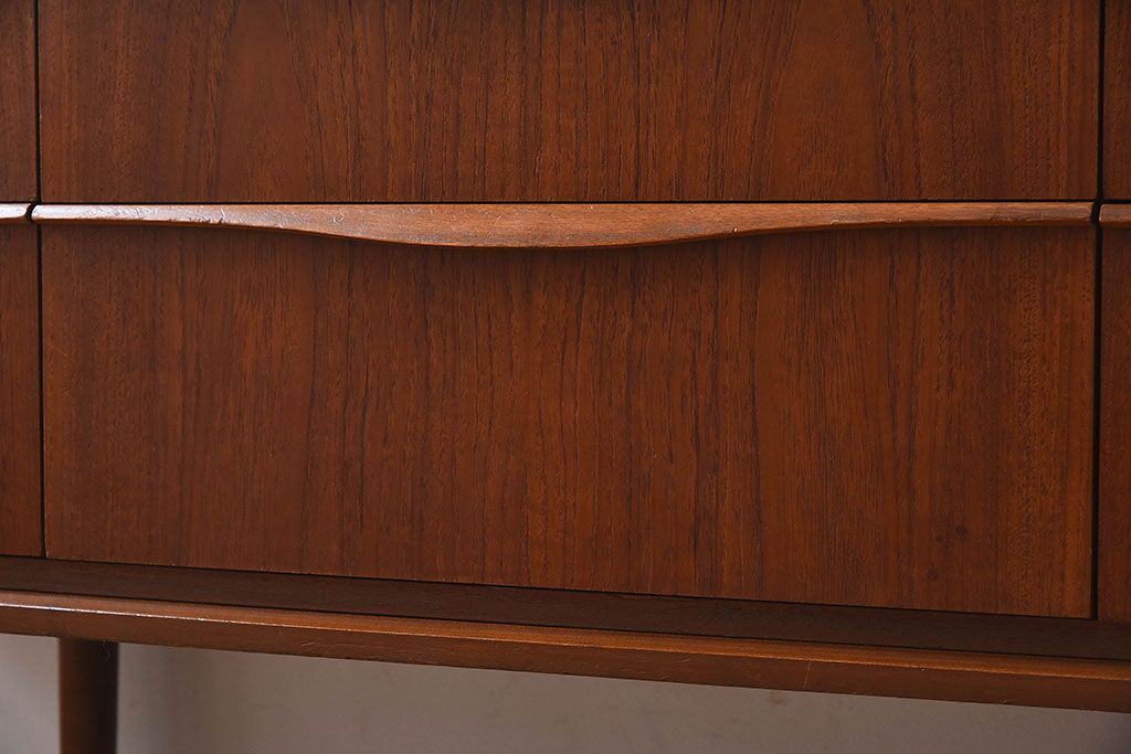 ヴィンテージ家具　北欧ビンテージ　チーク材　Austinsuite(オースティンスイーツ)製の小振りなサイドボード(引き出し、チェスト)