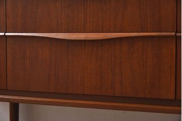 ヴィンテージ家具　北欧ビンテージ　チーク材　Austinsuite(オースティンスイーツ)製の小振りなサイドボード(引き出し、チェスト)