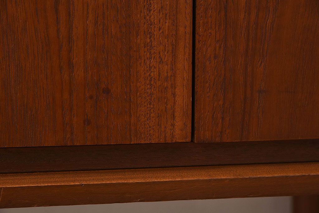 ヴィンテージ家具　北欧ビンテージ　チーク材　Austinsuite(オースティンスイーツ)製の小振りなサイドボード(引き出し、チェスト)