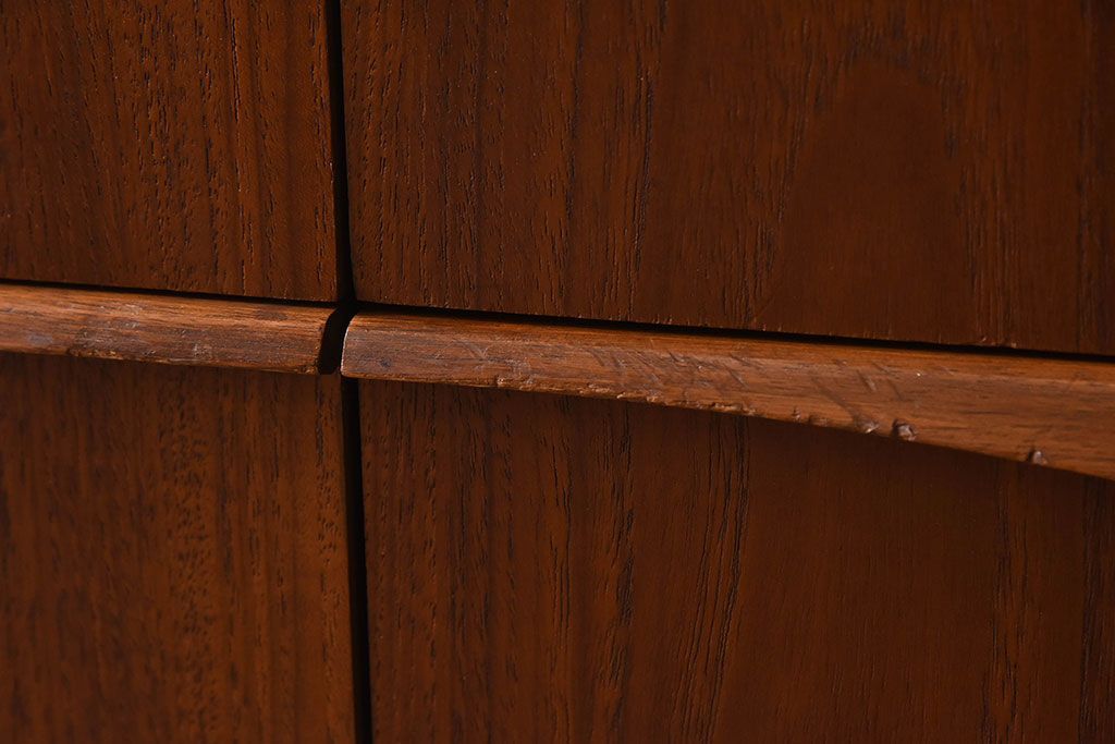 ヴィンテージ家具　北欧ビンテージ　チーク材　Austinsuite(オースティンスイーツ)製の小振りなサイドボード(引き出し、チェスト)