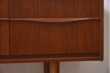 ヴィンテージ家具　北欧ビンテージ　チーク材　Austinsuite(オースティンスイーツ)製の小振りなサイドボード(引き出し、チェスト)