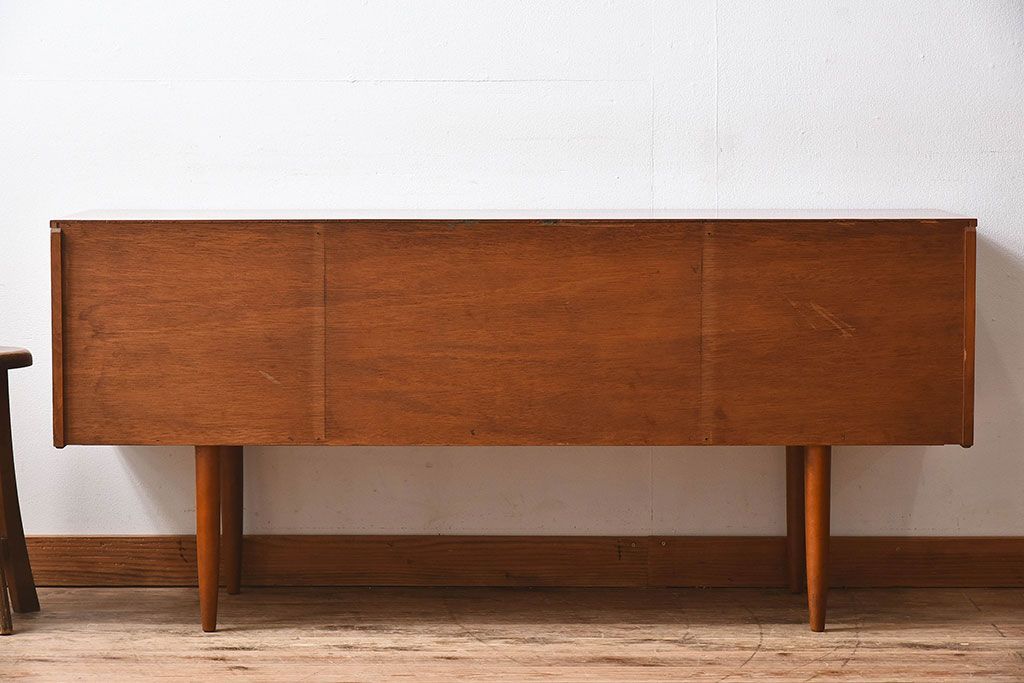 ヴィンテージ家具　北欧ビンテージ　チーク材　Austinsuite(オースティンスイーツ)製の小振りなサイドボード(引き出し、チェスト)