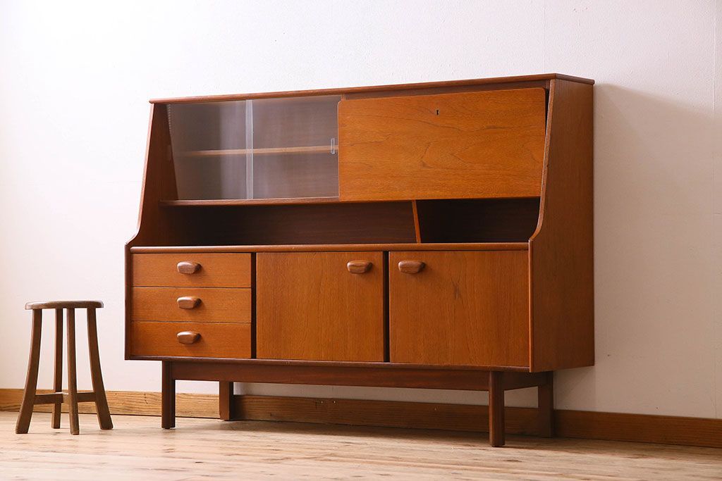 北欧家具　チーク材製のサイドーボード(サイドキャビネット)