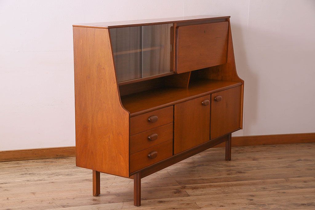 北欧家具　チーク材製のサイドーボード(サイドキャビネット)