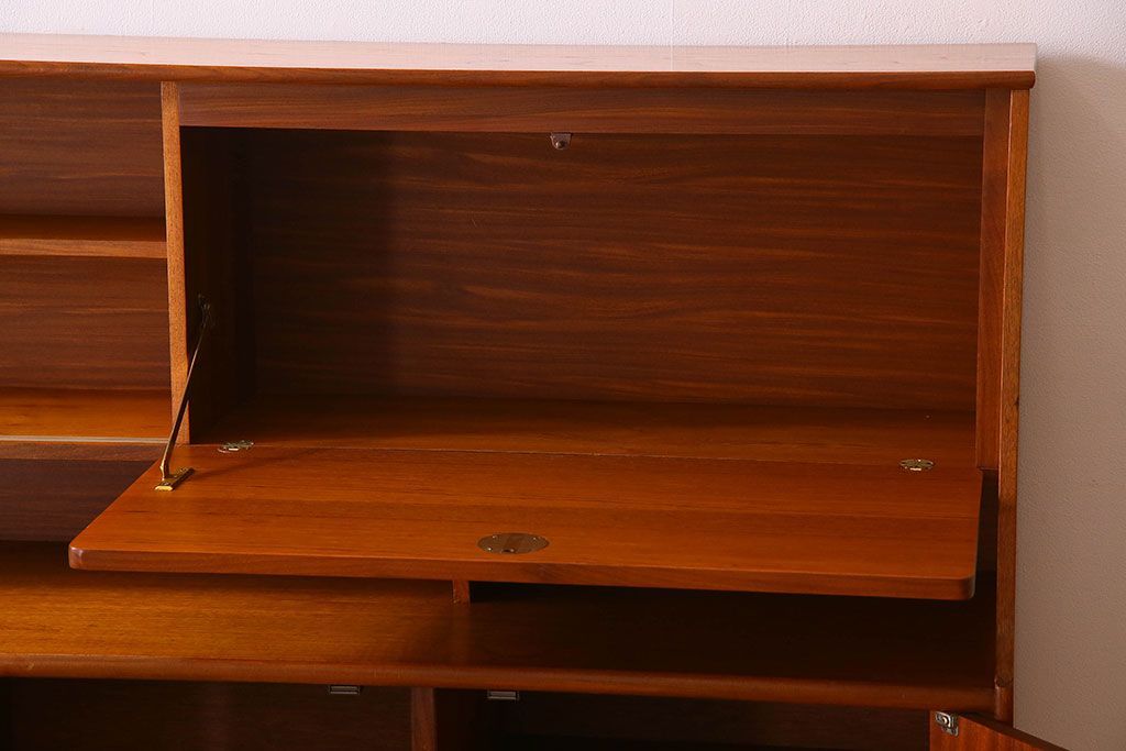 北欧家具　チーク材製のサイドーボード(サイドキャビネット)