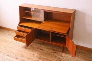 北欧家具　チーク材製のサイドーボード(サイドキャビネット)