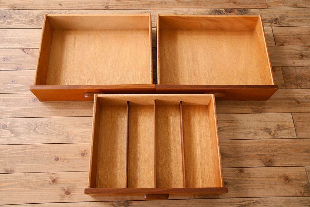 北欧家具　チーク材製のサイドーボード(サイドキャビネット)