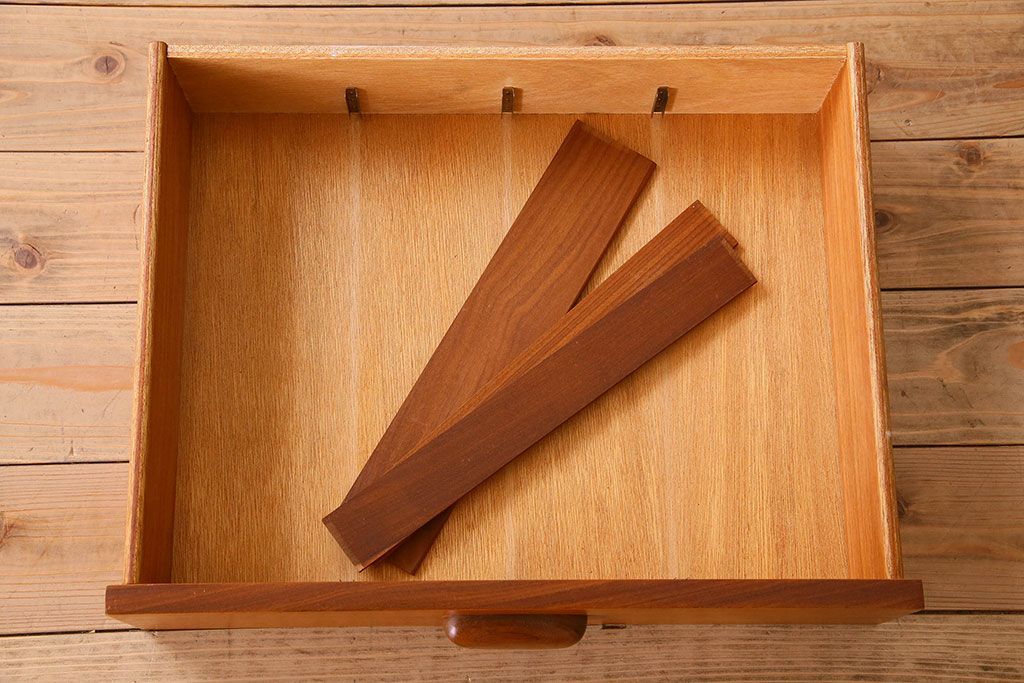 北欧家具　チーク材製のサイドーボード(サイドキャビネット)