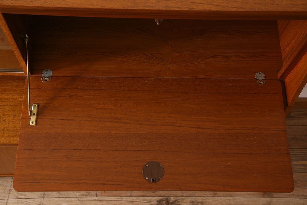 北欧家具　チーク材製のサイドーボード(サイドキャビネット)