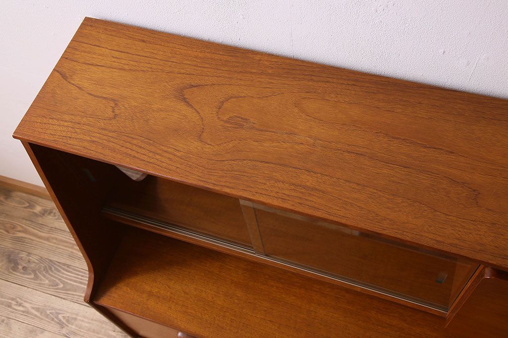 北欧家具　チーク材製のサイドーボード(サイドキャビネット)