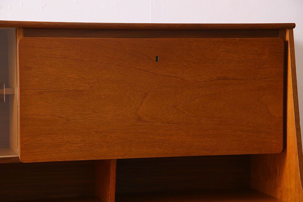 北欧家具　チーク材製のサイドーボード(サイドキャビネット)