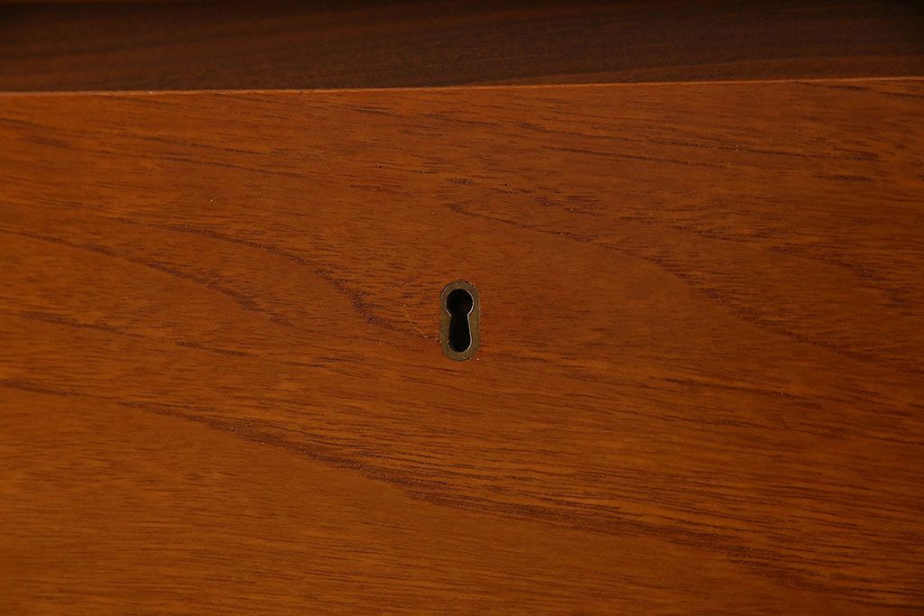 北欧家具　チーク材製のサイドーボード(サイドキャビネット)