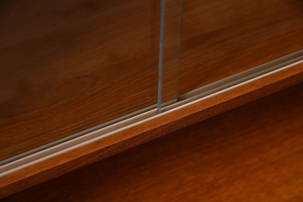 北欧家具　チーク材製のサイドーボード(サイドキャビネット)