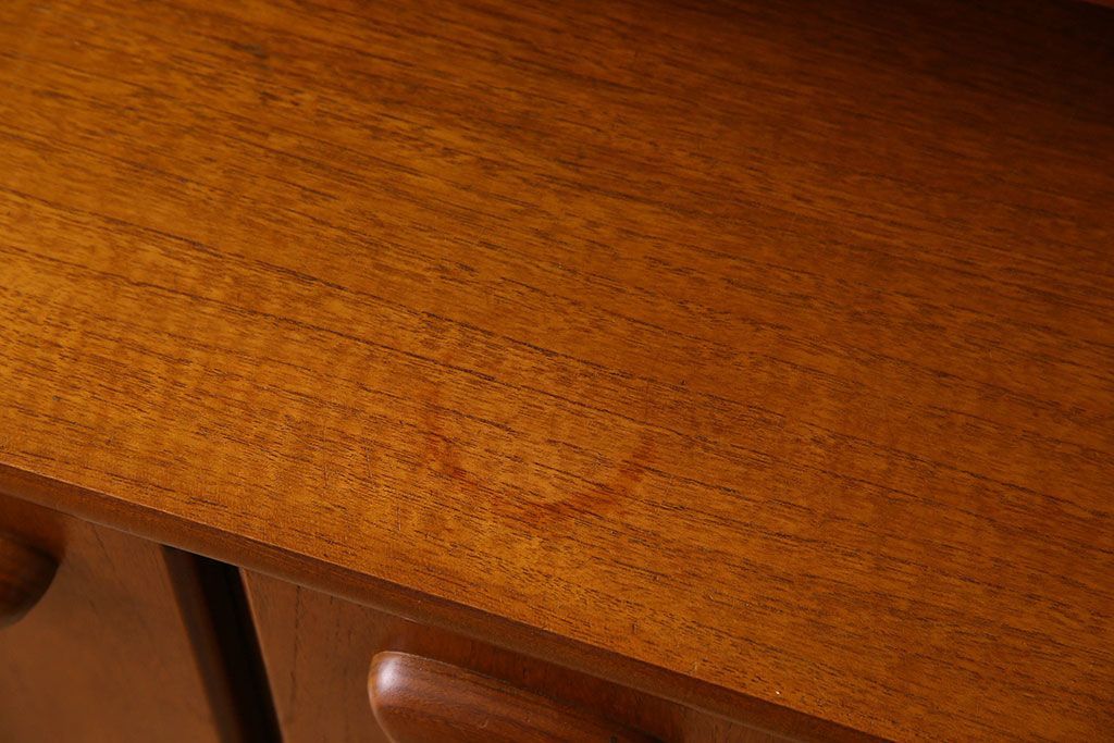 北欧家具　チーク材製のサイドーボード(サイドキャビネット)