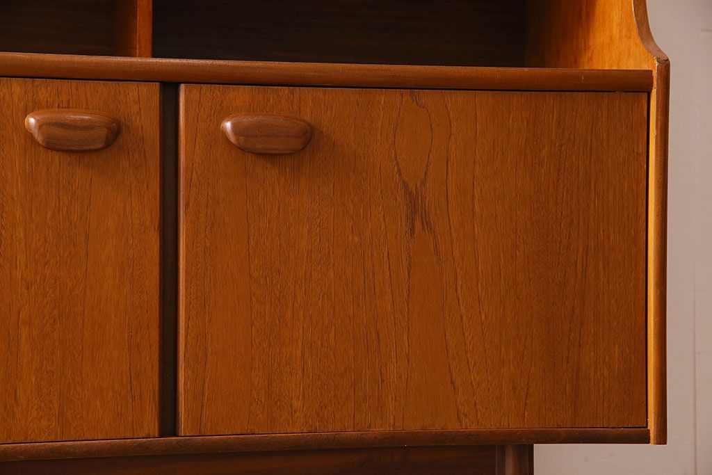 北欧家具　チーク材製のサイドーボード(サイドキャビネット)