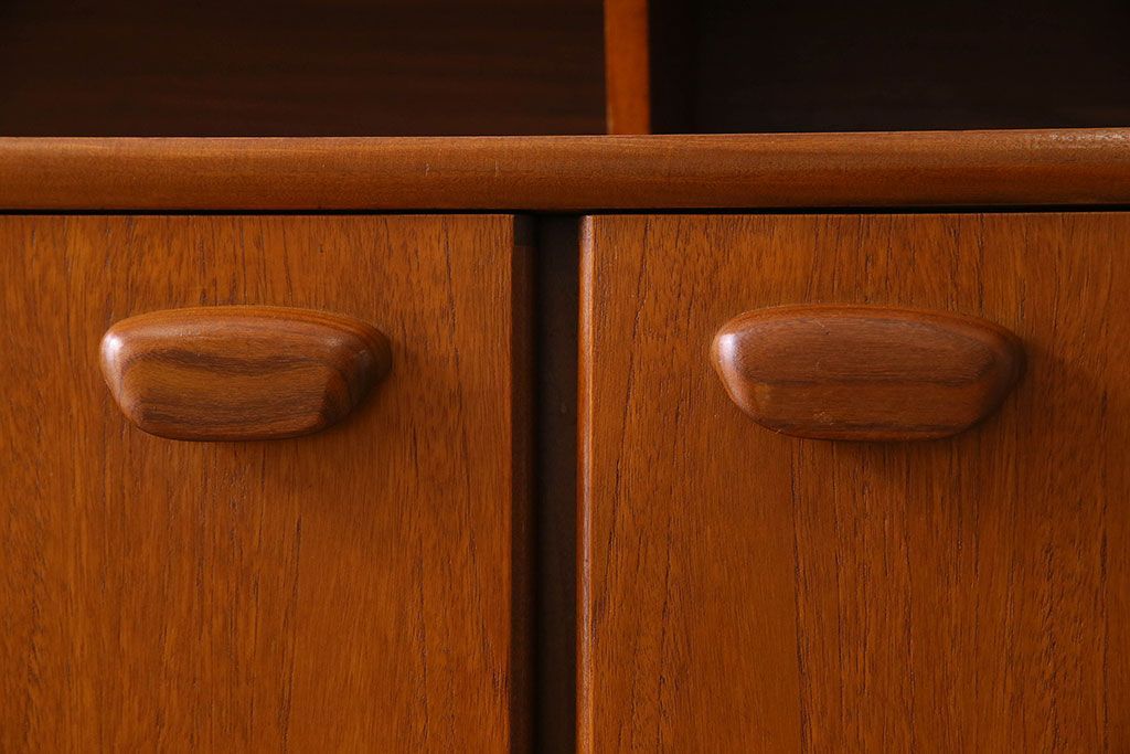 北欧家具　チーク材製のサイドーボード(サイドキャビネット)