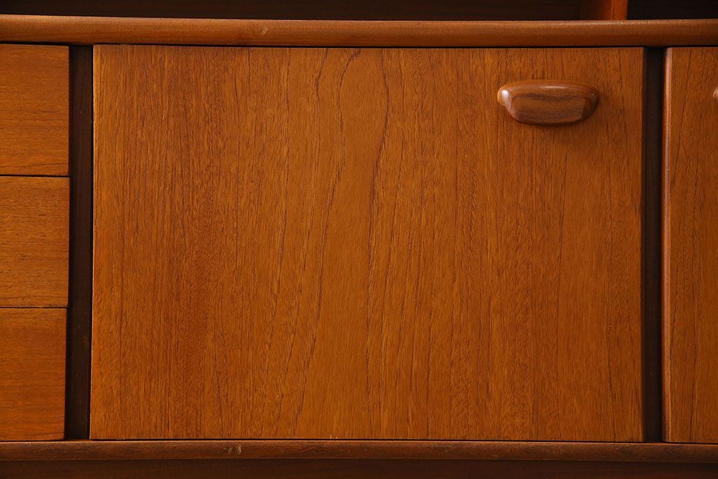 北欧家具　チーク材製のサイドーボード(サイドキャビネット)