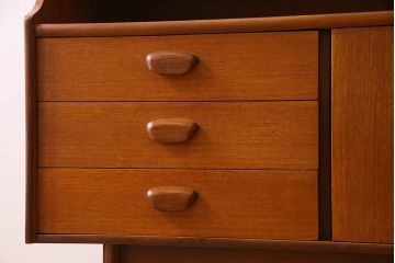 北欧家具　チーク材製のサイドーボード(サイドキャビネット)