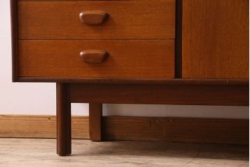 北欧家具　チーク材製のサイドーボード(サイドキャビネット)