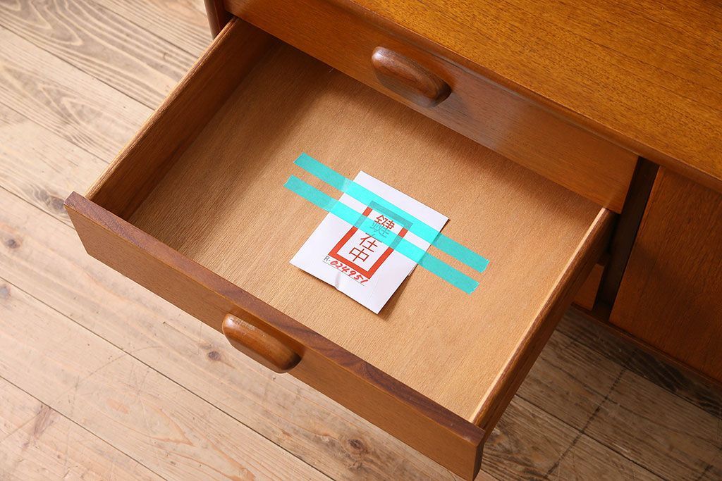 北欧家具　チーク材製のサイドーボード(サイドキャビネット)