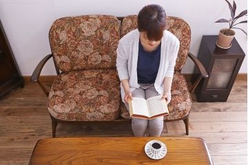 アンティーク家具　アーコール　オールドコロニアルシリーズ　お洒落な花柄デザインの二人掛けソファ