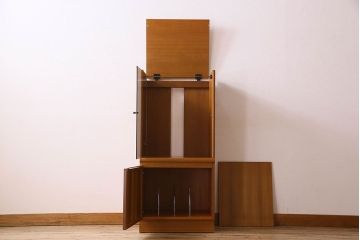 北欧家具　オーク材製　モダンなデザインのサイドキャビネット